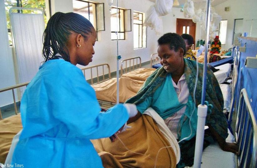 A nurse prepares to adminster a chemotherapy treatment to a breast cancer patient at the cancer centre in Butaro Hospital. (Net photo)