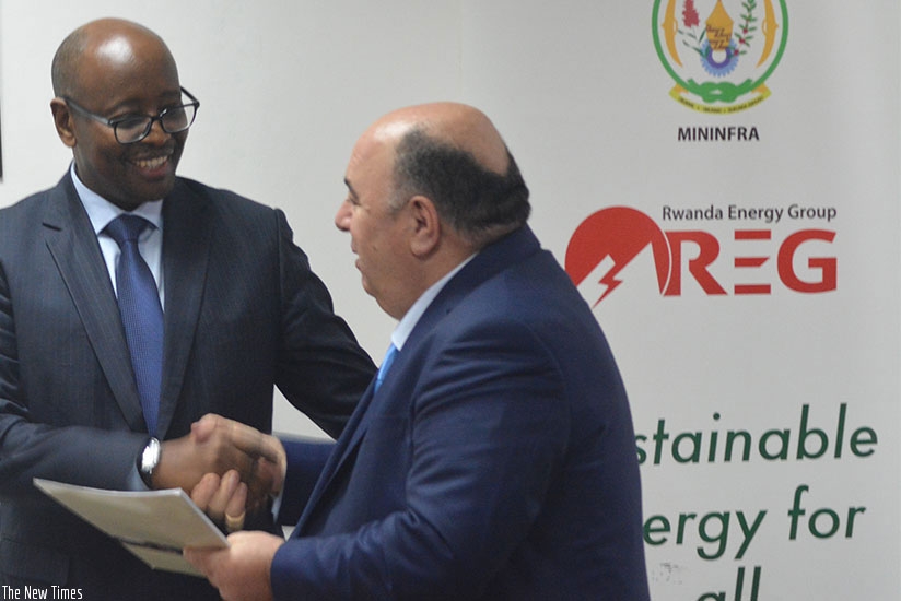 James Musoni and Ahmet Karasoy shake hands after the signing of the agreement. (Michel Nkurunziza)