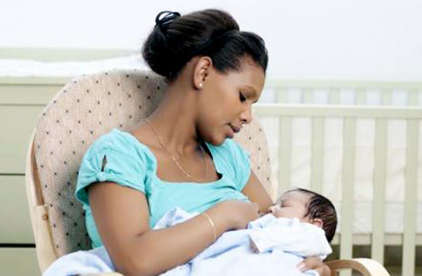 Breastfeeding creates a strong bond between the mother and the bay, health experts say. (Net photo)
