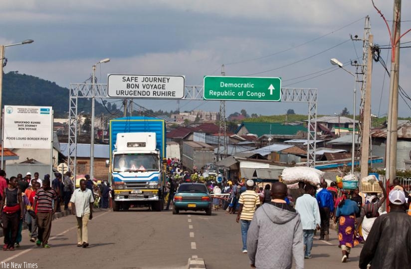 Rwandans at Goma border transacting business. (Timothy Kisambira)