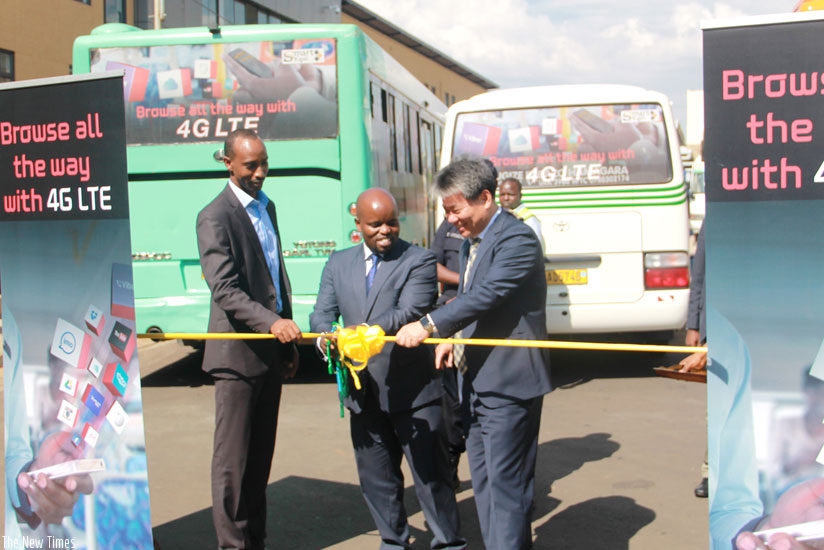 Mugabo (L), Nsengimana (C) and Patrick Yoon, the Olleh Rwanda Network chief executive, cut a ribbon at Kigali City Park to launch the Smart Kigali 4G Internet connectivity for public buses yesterday. (Julius Bizimungu)