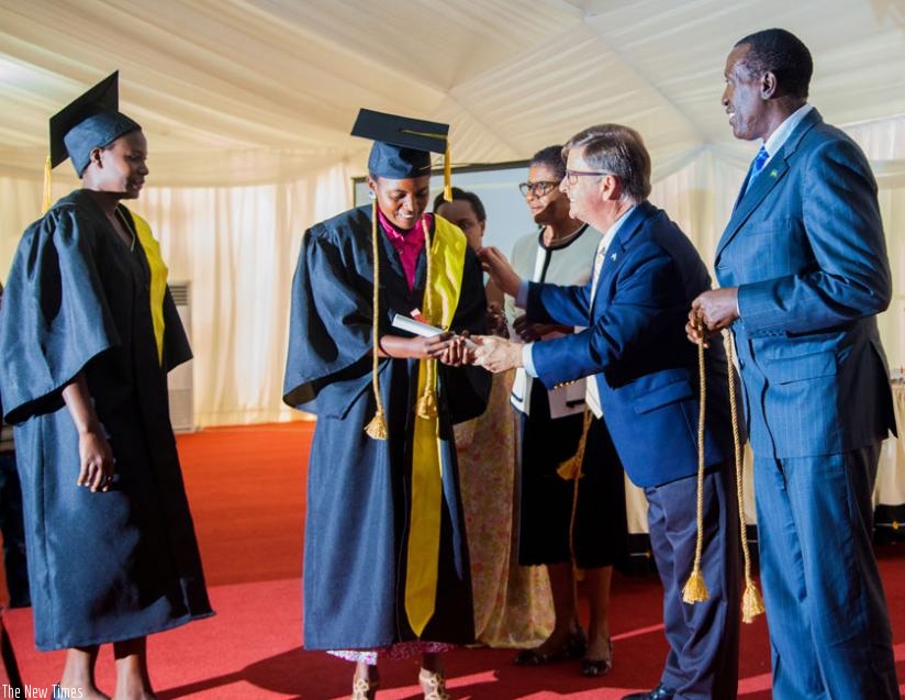 Senator Jean Damascene Ntawukuriryayo (R), Bridge2Rwanda country director, Tom Allen (C) rnand Esther's Aid founder Claire Effiong award one of the best performers. (F. Niyigena)