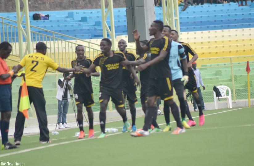Mukura players led by goal scorer Muhadjir Hakizimana (C), cerebrate with coach Okoko on Wednesday. (P. Kamasa)