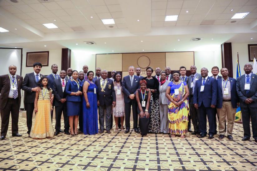 First Lady poses with the President of Rotary International K.R. Ravindran (to her right) the District Governor Martin Balikwisha (front row, seventh left) and the new Paul Harris Fellows.(Village Urugwiro)