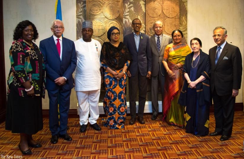 President Kagame with President of Rotary International K.R. Ravindran and his spouse Vanathy Ravindran, Past Rotary International President Rajendra Saboo Sab and spouse Usha Saboo, Sir Emeka Offor and spouse Adaora Offor, Ambassador Howard Jeter and Minister Binagwaho following a discussion with Rotary International delegation. (Village Urugwiro)