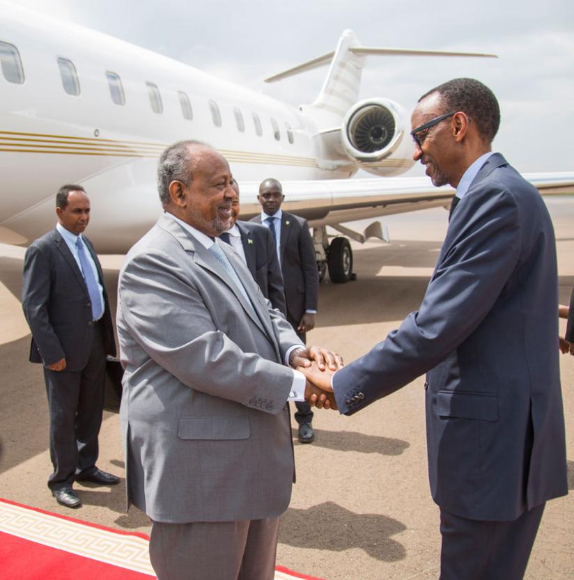 President Kagame greets President Guelleh after arrival at Kanombe International Airport. (Village Urugwiro)
