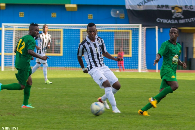 Sibomana scored for APR in the 2-1 home loss to Yanga while Juma Abdul (L) opened the scoring for the visitors, whose midfield included Amavubi captain, Niyonzima (R). (Doreen Umutesi)
