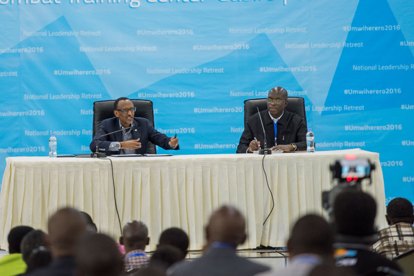 President Kagame talks to government officials during the 13th National Leadership Retreat at the Rwanda Defence Forces Combat Training Centre in Gabiro. Right is Prime Minister Anastase Murekezi. President Kagame cautioned leaders against constantly apologising for failures instead of working to improve their services to the people. (Village Urugwiro)