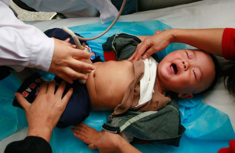 A child with kidney complications receiving treatment. (Net photo)