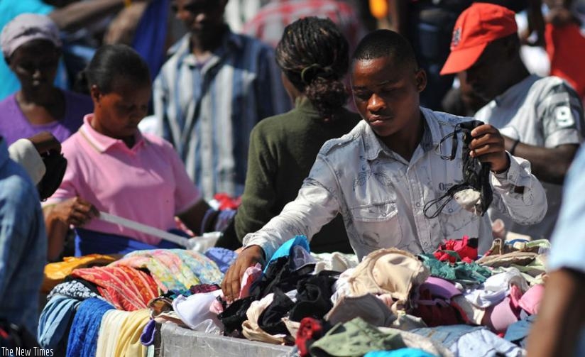 Several African countries have banned imports of second-hand clothes because their influx curtails local clothing production and hinders economic development. (Net photo)