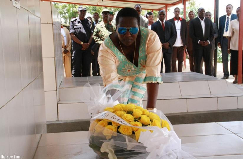 Minister Uwacu lays a wreath on the graves of Nyange heroes on Saturday. (Theogene Nsengimana)
