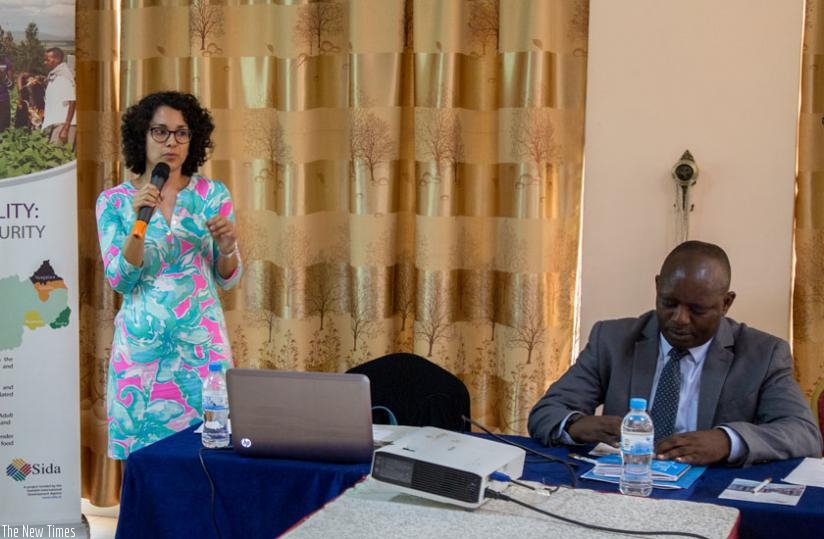 De la Campos explains how the FAO research was conducted. (Doreen Umutesi)