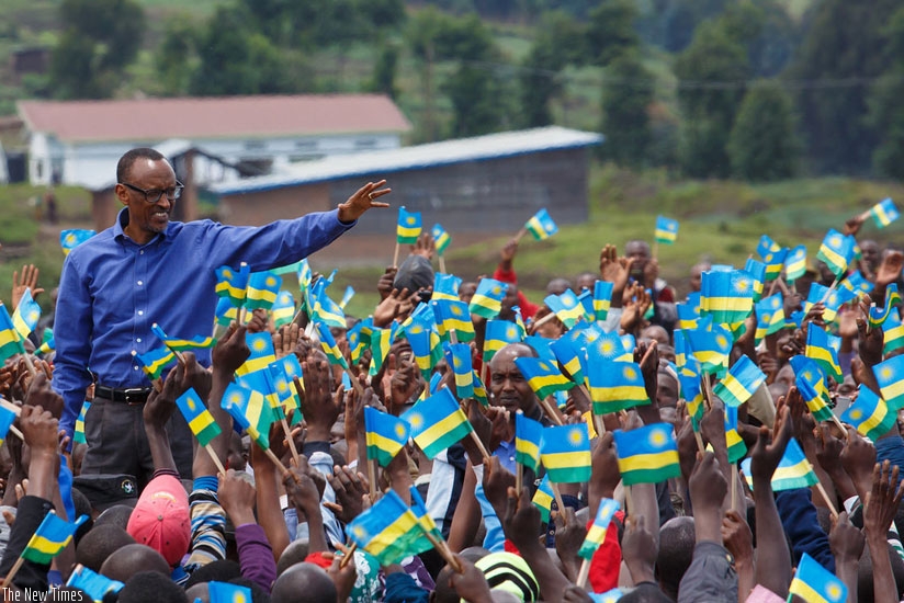 President Kagame is welcomed by Rubavu residents during his tour of the district. (Village Urugwiro)