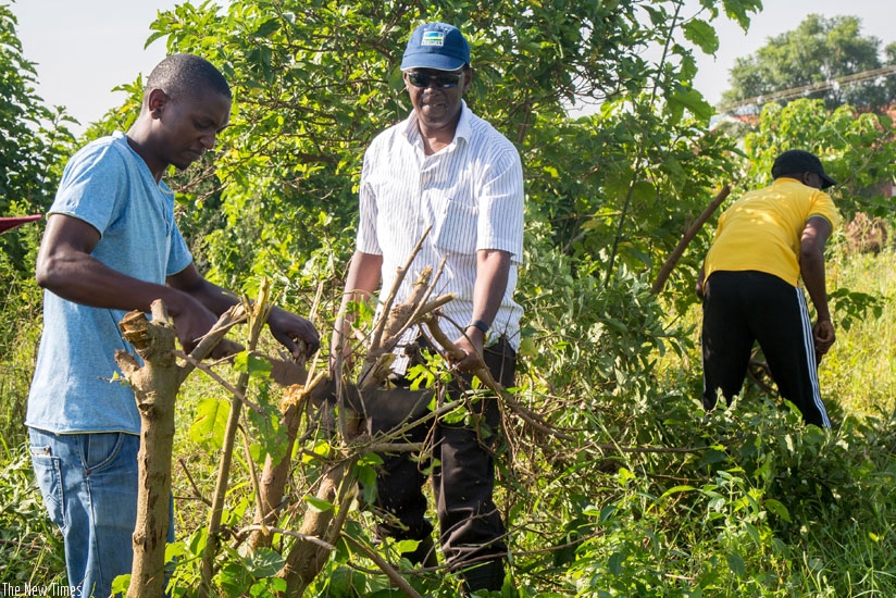 Bernard Makuza (R), President of the Senate, joins residents of Gacuriro during Umuganda yesterday. Makuza cautioned Vision 2020 residents against dodging Umuganda. (Doreen Umutesi)