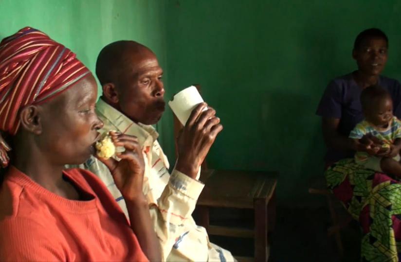 Nkundiye Thasian (middle) having a meal with Mukaremera's family. (Ayaka Ishida)