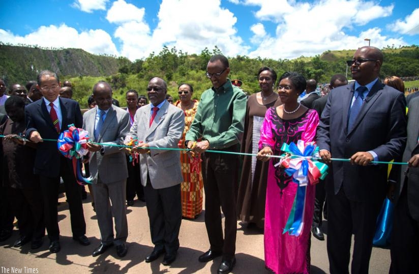 Presidents Paul Kagame and John Pombe Magufuli (3rd left) cut the ribbon to mark the inauguration of the Rusumo one-stop border post yesterday. (Village Urugwiro)