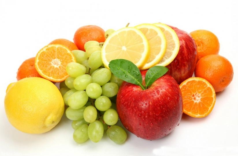 Adults who eat fresh fruit, such as apples and oranges, every day have reduced risk of dying from a heart attack or stroke . (Net photo)