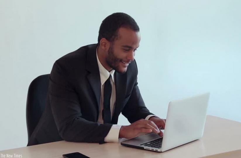 Sitting for many hours a day has health hazards. (Net photo)