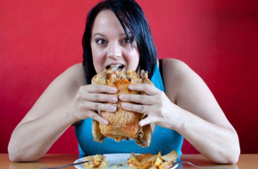 Overeating is a major cause of obesity. (Net photo)