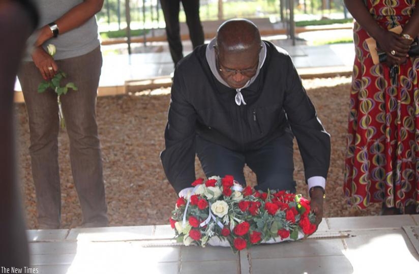 Premier Murekezi lays a wreath on a tomb at Nyanza memorial site in Kicukiro. (Photos by Steven Muvunyi)