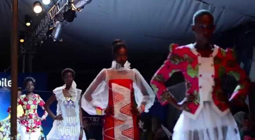 Models showcase designs at the 2014 Kigali Fashion Week. (Net photo)