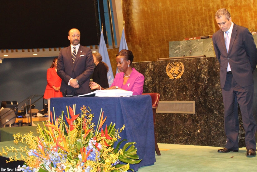 Foreign Affairs minister Louise Mushikiwabo signs the climate change deal at the U.N. Headquarters in New York, yesterday. (Courtesy)