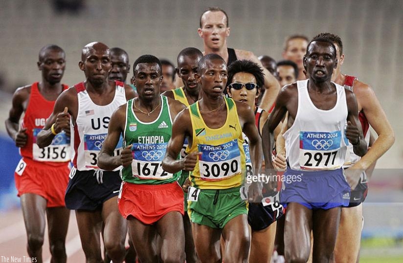 Rwanda's Dieudonne Disi (R) competes in the men's 10,000m final at the Olympic Stadium  during the Olympic Games in Athens. (Net photo)