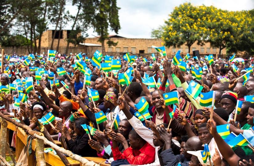 Thousands of Ngoma residents braved the morning rain to welcome  President Kagame to the area on Thursday. (Village Urugwiro)