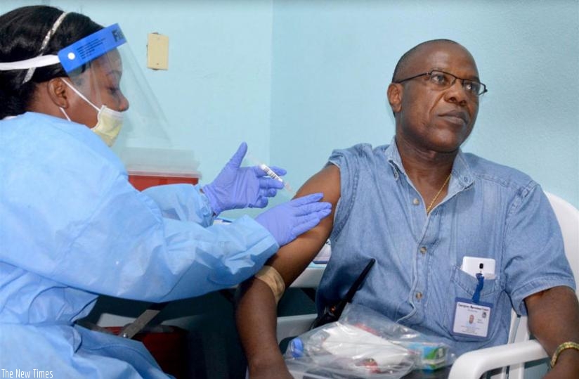 Doctor Francis Kateh, right, from Redemption Hospital volunteers to receive a trial vaccine against Ebola at Redemption Hospital on the outskirts of Monrovia, Liberia. /(Net photo)
