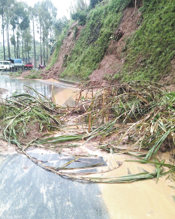 Mudslide blocked the Kigali-Musanze road yesterday. (Courtesy)
