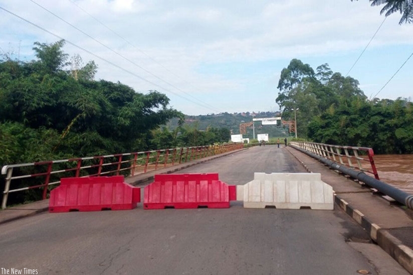 Heavy rains this morning led to the closure of the Kigali-Muhanga road (Photos by Claude Ndayishimye)