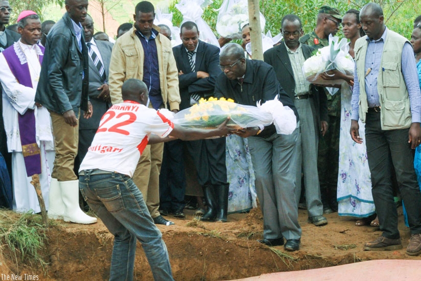 Prime Minister Murekezi lays a wreath of flowers to honor 35 victims of a landslide and floods in Gakenke District yesterday. (Teddy Kamanzi)