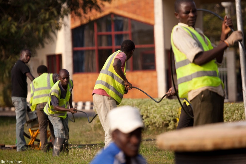 Workers fix fibre optic cables in Kimihurura. (File)