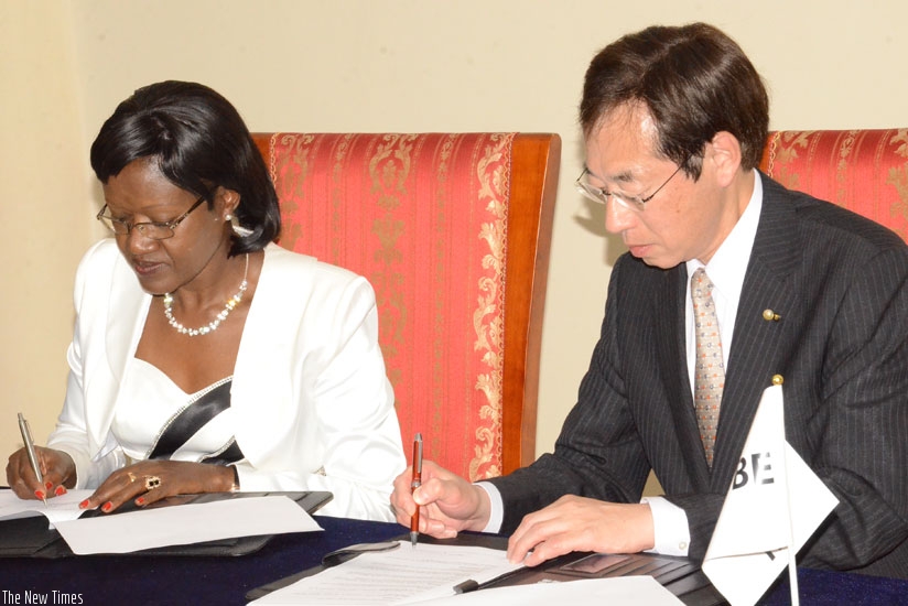 CoK mayor Mukaruliza (R) and Kobe city's mayor Hisamoto sign the agreement in Kigali on Monday.  (Steven Muvunyi)