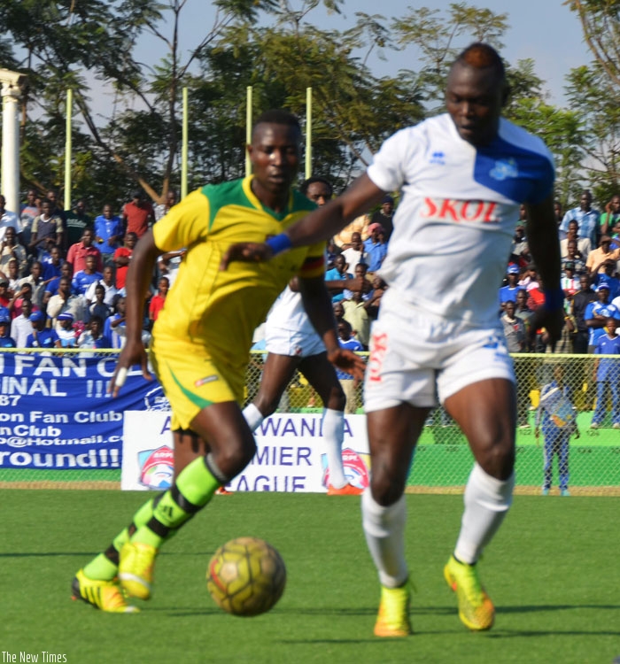 Rayon Sports striker Ismailia Diarra tries to dribble past Gicumbi defender Aimable 'Mambo' Rucogoza. (S. Ngendahimana)