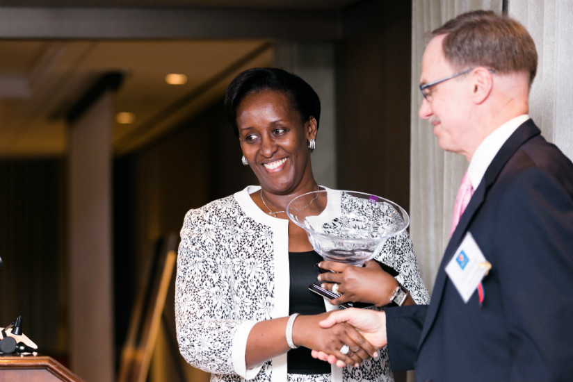 First Lady Jeannette Kagame receives the Humanitarian Award from Chip Bolman, Team Heart founder. (Courtesy)