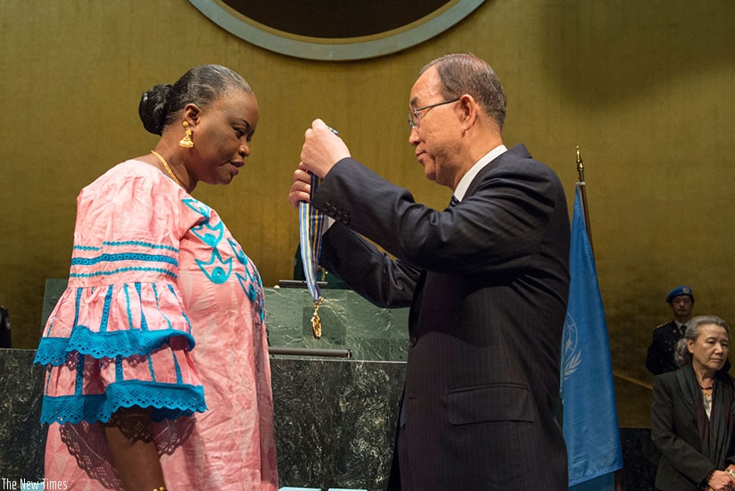 UN Secretary-General Ban Ki-moon presents the Captain Mbaye Diagne Medal for Exceptional Courage to Ms. Yacine Mar Diop, widow of Captain Diagne in New York on Wednesday. (Courtesy)