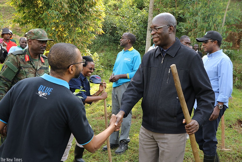 Prime Minister Murekezi shakes hands with UNDP country director Mr. Stephen Rodriques while General Fred Ibingira and Dr Vincent Biruta, the Minister for Natural Resources look on. (Theogene Nsengimana)