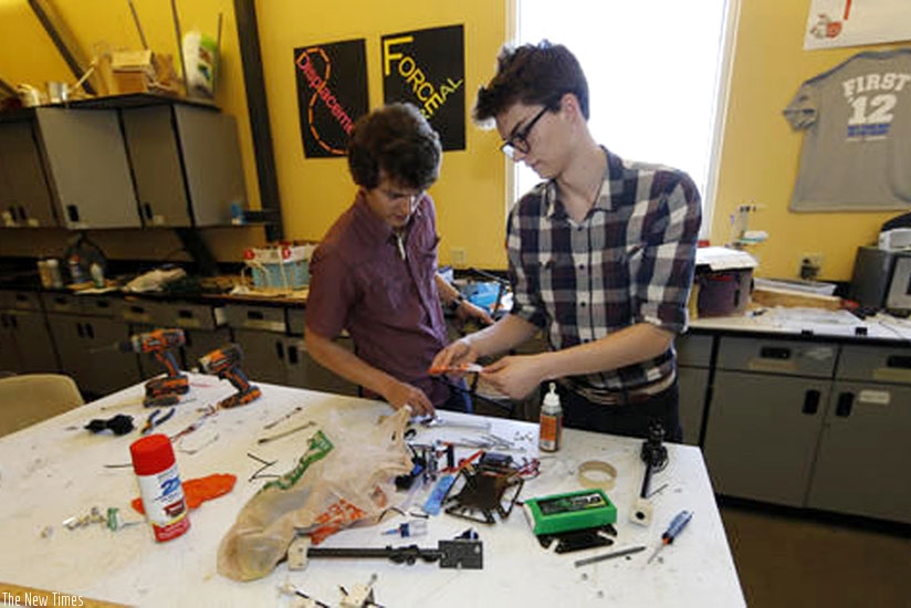 Alger-Meyer and Lepore construct the drone. (Net photo)