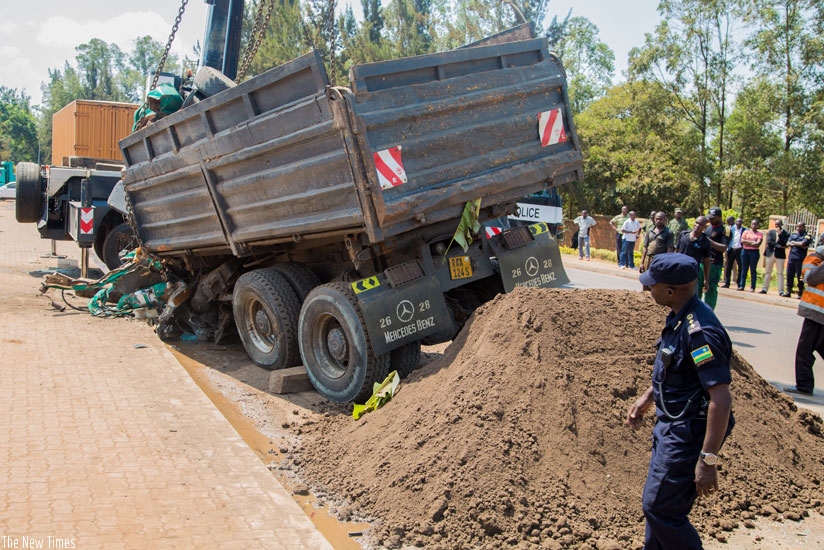 The ill-fated truck is prepped for towing at Kicukiro trading centre. (Faustin Niyigena)