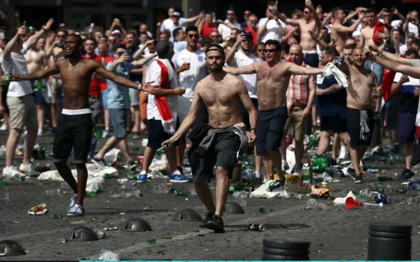 England fans throw bottles and clash with police ahead of the game against Russia (Net Photo)