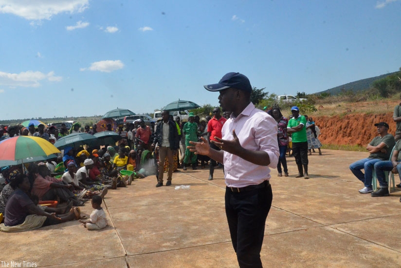 Minister Nsanganira speaks to farmers in Rwinkwavu Sector, Kayonza District. (Theogene Nsengimana)