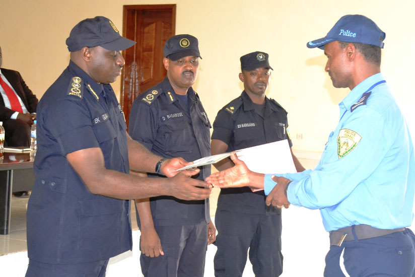 IGP awarding a certificate of merit to one of the participants