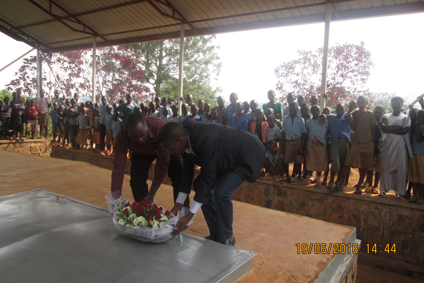 Residents of Rutunga sector commemorate teachers and students killed during the 1994 Genocide against the Tutsi.( Frederic Byumvuhore)