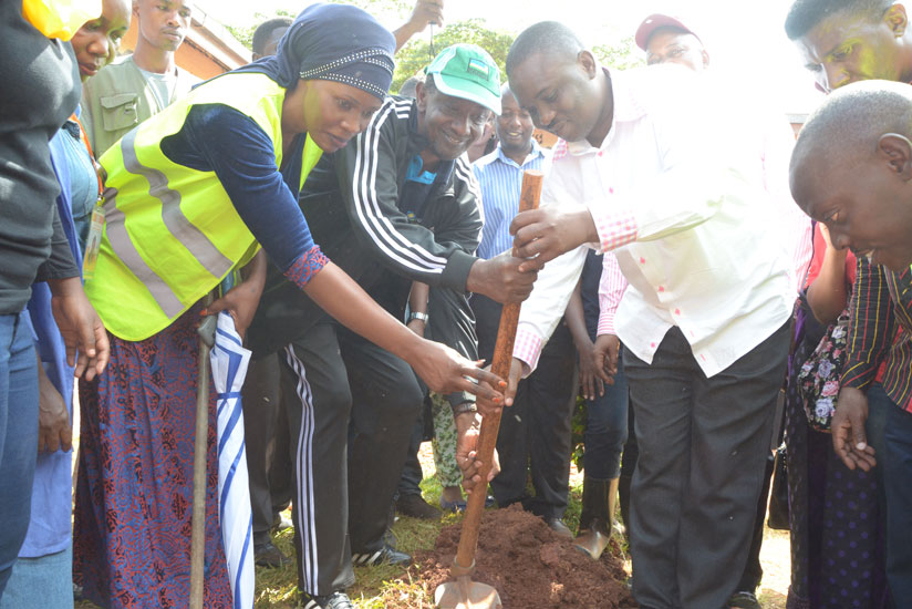 Rwanda's High Commissioner to Uganda Frank Mugambage participates in Umuganda in Banda parish, Nakawa division yesterday. Extreme left is Ada Magezi, the RwandAir Country Manager to Uganda. (Courtesy)