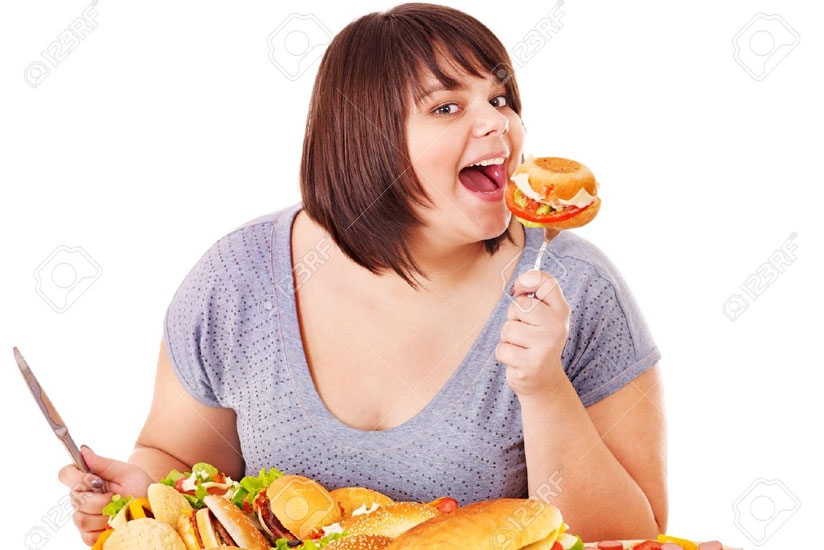 A woman eats junk food. (Net photo)