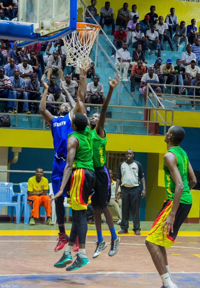 Patriots (blue) defeated IPRC-Kigali 92-64 to take their semi-final playoff series 2-1 on Friday evening at Amahoro indoor stadium. (Faustin Niyigena)