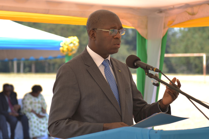 Prime Minister Anastase Murekezi addresses participants of Itorero for agronomists and veterinaries at the University of Rwanda's College of Arts and Social Sciences in Huye District yesterday. The Premier called on agriculture players to have positive attitude to develop the sector. (Steven Muvunyi)