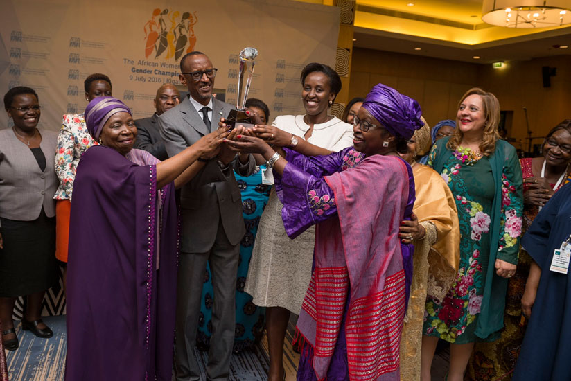 President Kagame and African Union Chairperson Dr. Nkosazana Dlamini-Zuma receive the Gender Champion Award yesterday as First Lady Jeannette Kagame and Madame Bineta Diop look on. (Village Urugwiro)