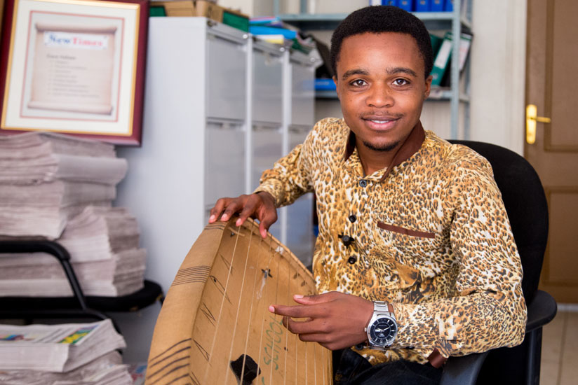 Deo Munyakazi shows his skills, playing Inanga. / Faustin Niyigenarn